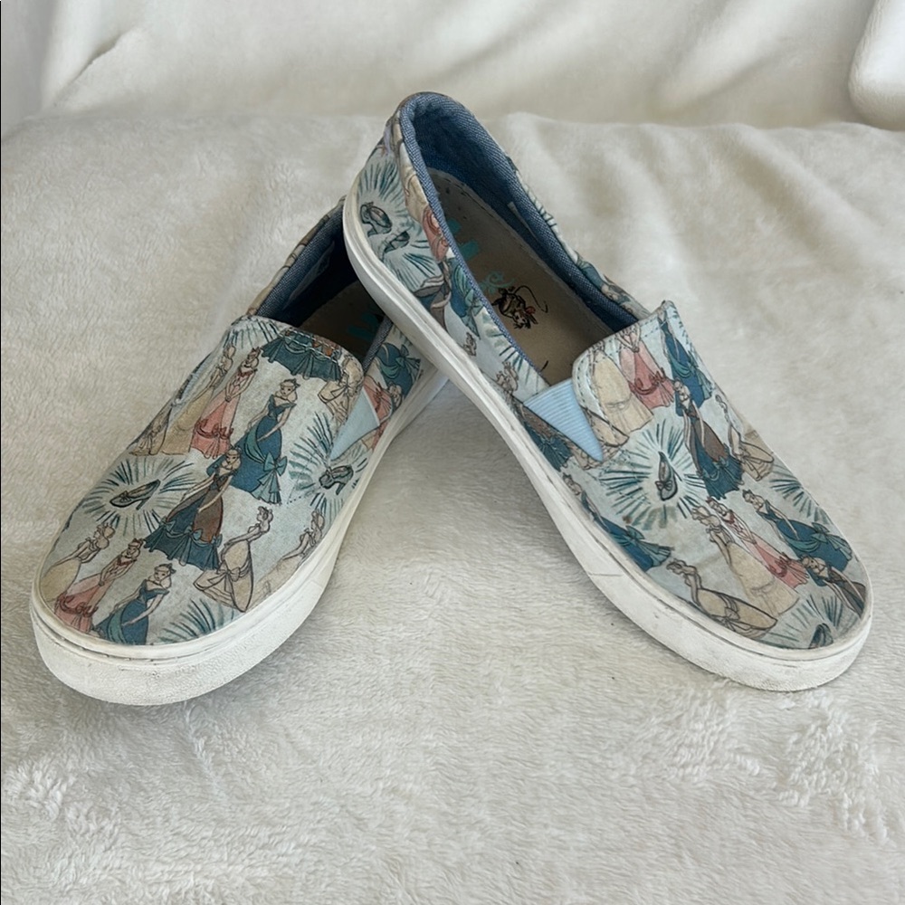 Toms Women's Blue and Beige Patterned Slip-On Sneakers